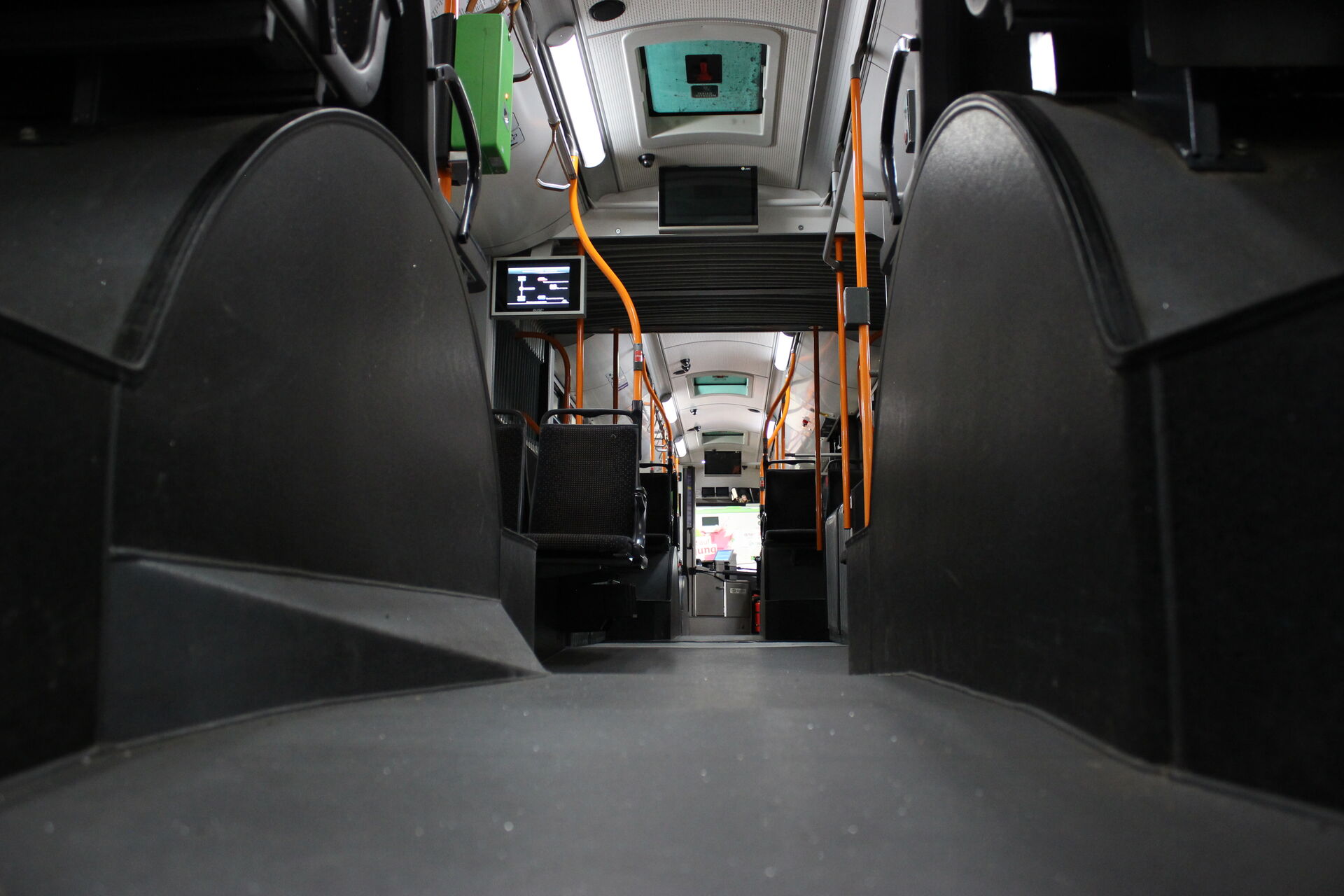 leerer_bus_innenansicht